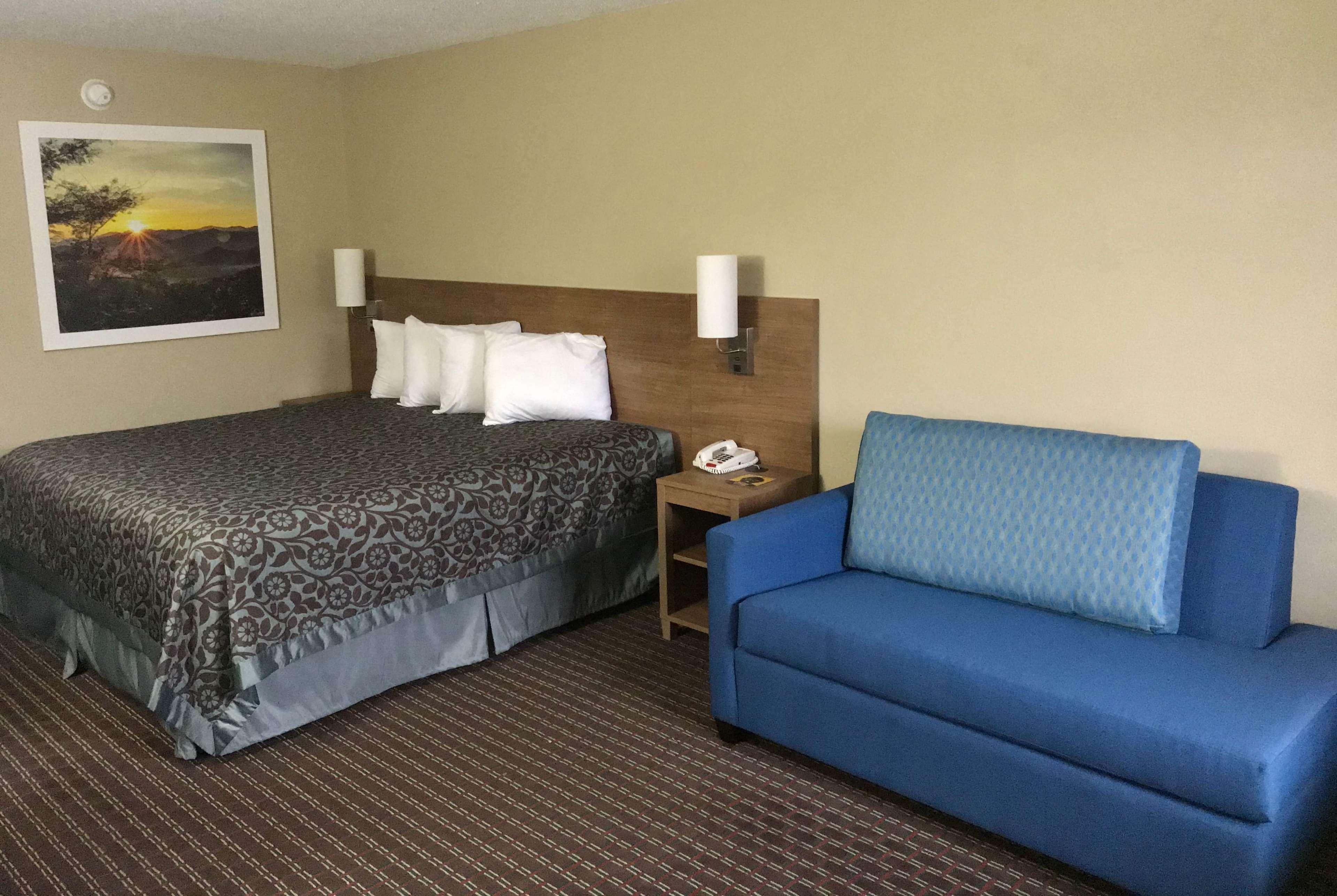 Days Inn By Wyndham Lexington-Columbia Bagian luar foto