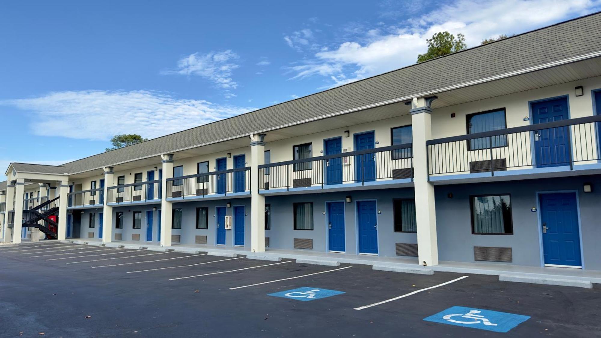 Days Inn By Wyndham Lexington-Columbia Bagian luar foto
